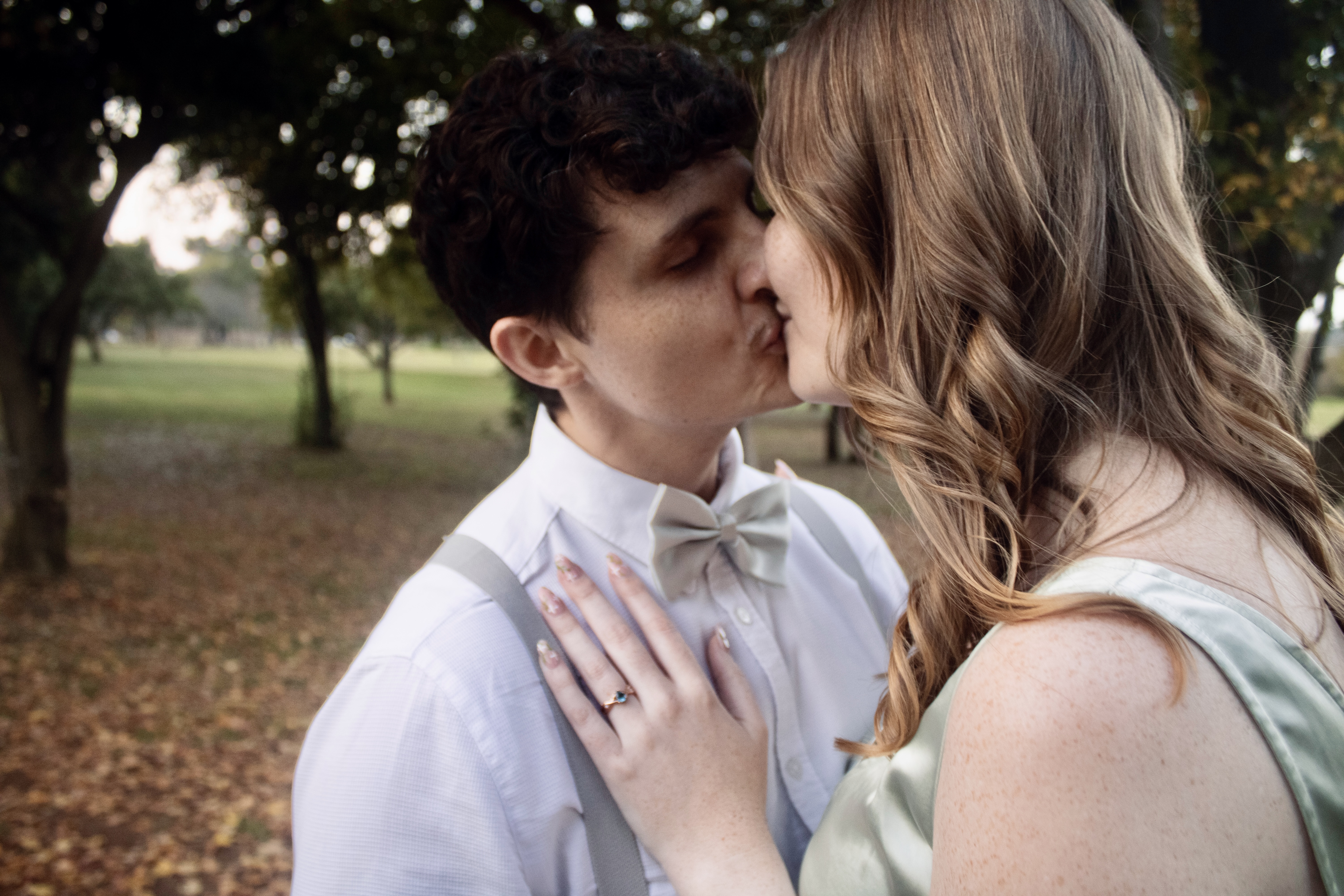 Hannah and Mitchell kissing